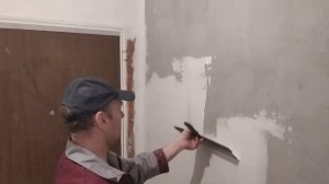Шпаклюю оштукатуренную и загрунтованную стену первым слоем шпаклевки. Ремонт коридора ч. 18
