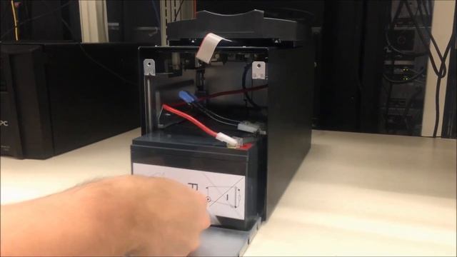 Replacing the Battery Module in a SMT Series APC Smart-UPS | Schneider Electric Support смотреть онлайн
