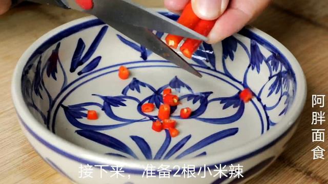 春天要多吃莴笋，教你好吃做法，加把虾仁，吃一次就念念不忘！【阿胖面食】