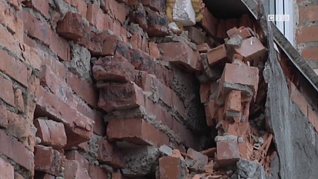Проблема №2506 по адресу Парковая 4, обрушилась одна из внешних стен дома. Видео 1 смотреть онлайн