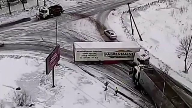 Фуру скользит на дороге