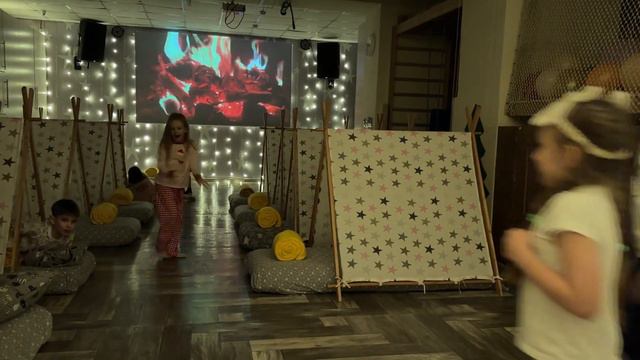 Ночевка в Давай поиграем! Идеальные выходные для детей! И БЕЗУПРЕЧНЫЕ для их родителей! смотреть онлайн