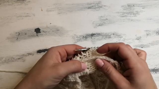 Красивая объемная женская весенняя шапка спицами