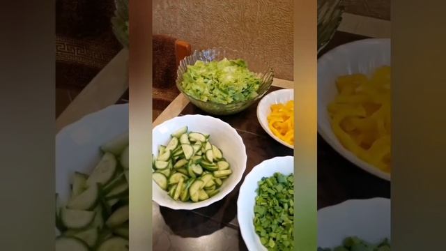 Салат из листьев салата, огурца, сладкого перца. Легкий, быстрый, аппетитный, из обычных продуктов! смотреть онлайн
