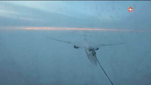Ту-95МС отработали дозаправку в воздухе в ночных условиях смотреть онлайн
