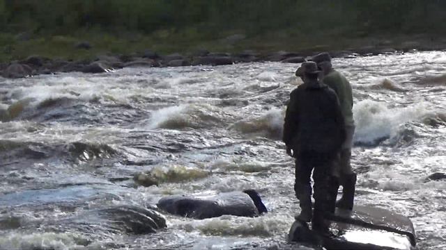 Геннадий Викторович с сыном обсуждают, как безопаснее пройти перекат на р. Тынеп. смотреть онлайн