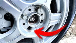 Зачем опытные водители откручивают болты с колес и едут? Автохитрости, которые пригодятся всем!