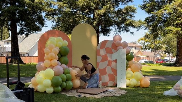 SUBLIME/GROOVY FIRST BIRTHDAY BALLOON DECOR | DIY / TUTORIAL смотреть онлайн
