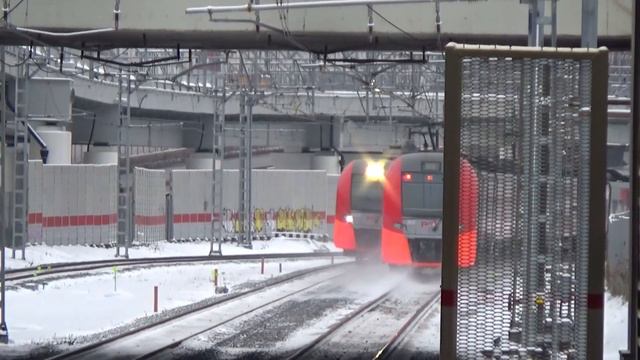 Встреча электропоездов ЭС2Г-059 и ЭС2Г-053 "Ласточка" на станции МЦК Бульвар Рокоссовского смотреть онлайн