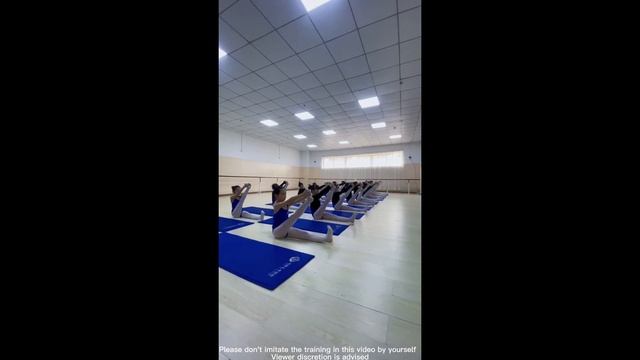 Leg stretching training|Flexibility training|The girls show their basic dance skills смотреть онлайн