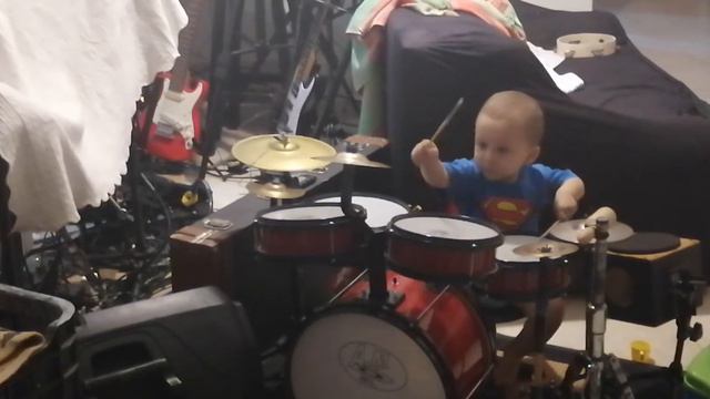 Superbaby playing Drums смотреть онлайн
