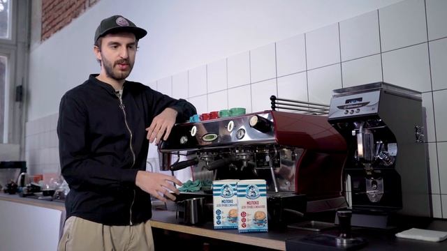 Как правильно взбивать молоко? Мастер класс от Евгения Пинчукова смотреть онлайн