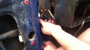 Как продеть провода через гофру двери