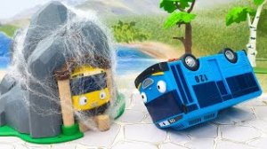 Мультики про машинки - Мультфильмы для детей с игрушками автобусики Тайо новые серии. Пещера.mp4