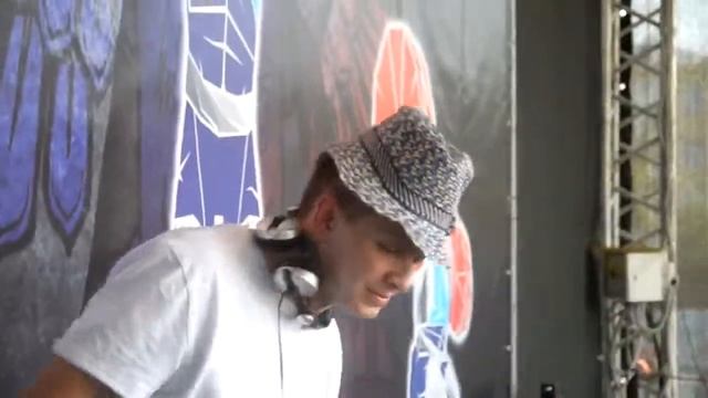 Копия видео "Фестиваль красок Томск - 12 июня Городской сад (MC Данияр, MC VovStaiL, DJ MY, Следы)" смотреть онлайн