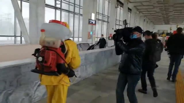 Отряд "Лидер" дезинфицируют Белорусский вокзал смотреть онлайн