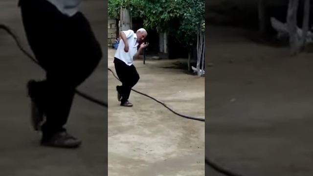 Старик танцует во дворе смотреть онлайн