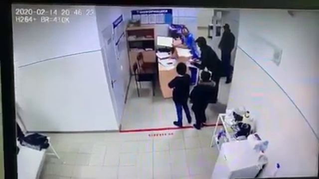 В больнице КЧР врач подрался с посетителем смотреть онлайн