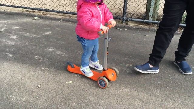 THREE-WHEEL SCOOTER GLOBBER REVIEW | Kids Activities - Mummy Maker смотреть онлайн