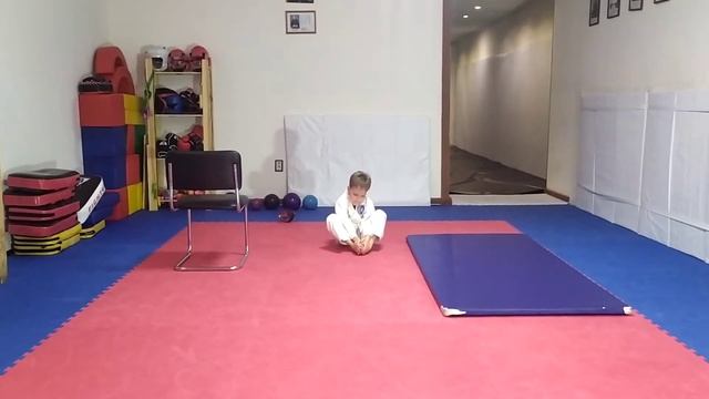 Азаренков Илья, 7 лет (диагноз ДЦП). Разминка. Ilya Is 7 Years Old. The Category Of Cerebral Palsy