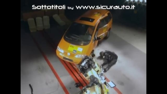 Honda Goldwing, crash test ADAC. La prima moto con l'airbag [SUB ITA] смотреть онлайн