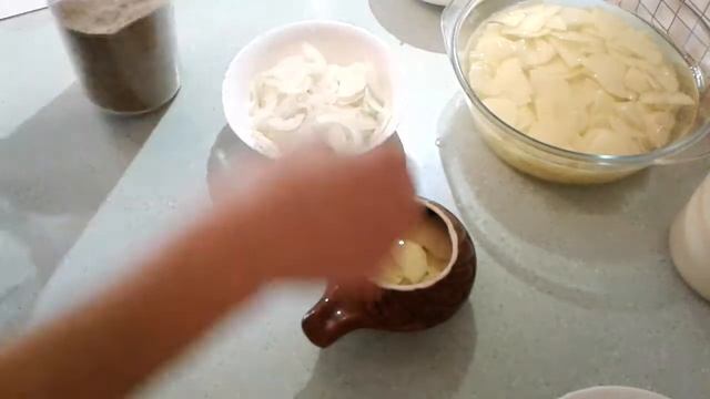 Мясо в горшочке с картошкой под сырной корочкой. смотреть онлайн