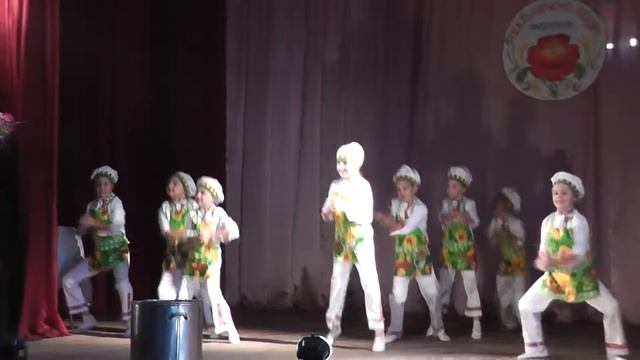 Танец поварят) Вероника во втором ряду слева))) смотреть онлайн