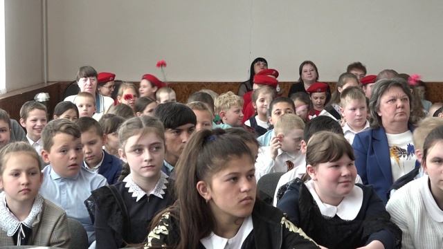 «Защитникам Отечества поём».