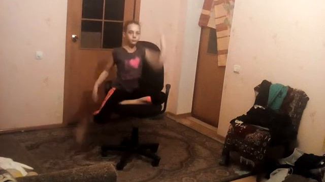 Номер на крутящимся стуле смотреть онлайн