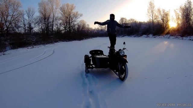 Мотоцикл урал зимой / мотоцикл урал запуск в мороз, покатушки по льду смотреть онлайн