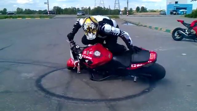 Stunt Tricks на Гребном канале Мотоциклы и мотоциклисты Yamaha Ktm Honda Suzuki Ducati Bmw Kawasak смотреть онлайн