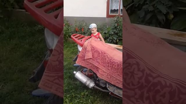 Максим моет скутер в деревне. смотреть онлайн