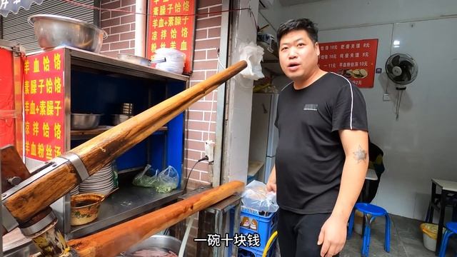 中國人潮湧動的集市，西安韋曲老街早市，街頭美食真多，軟糯的甑糕，蕎面餄餎，胡辣湯香味撲鼻，熱氣騰騰的包子真香，洛川的蘋果，臨潼的石榴，還有很多奇怪的小吃/China Shaanxi Market/4