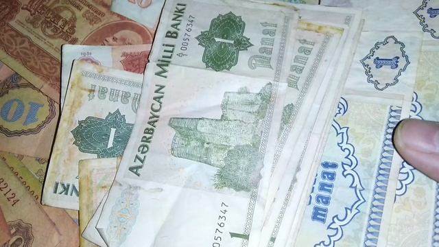 Перебирая упаковки с обычными червонцами я обнаружил в пачках банкноты другой страны!