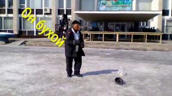 Бомж танцует угар