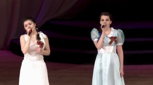 Концерт посвящённый Дню Победы Конаково 9 мая 2014. (дуэт Мария Курганова и Юлия Песняк.)mp4