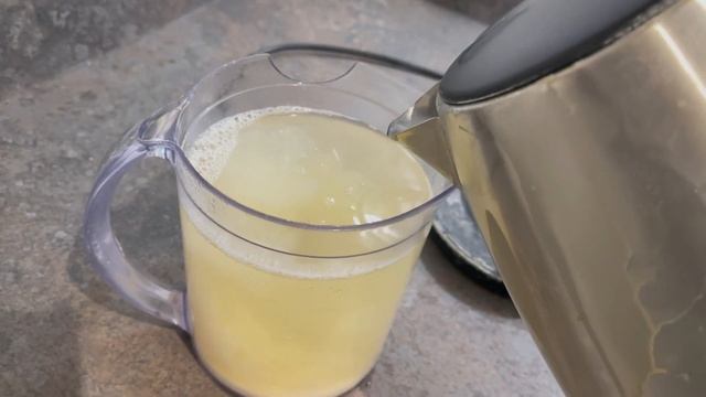 Cleaning your kettle with vinegar - this works! Easy way to descale kettle смотреть онлайн