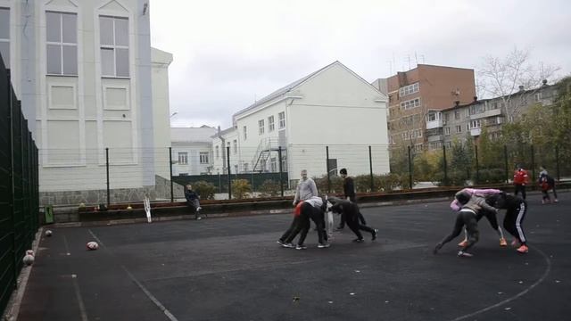 Девочки постигают азы регби смотреть онлайн