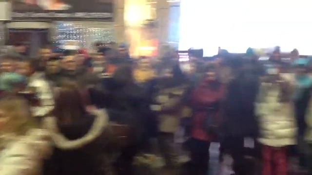 Люди ждут Никиту Джигурду у 4 входа в ТЦ европейский смотреть онлайн