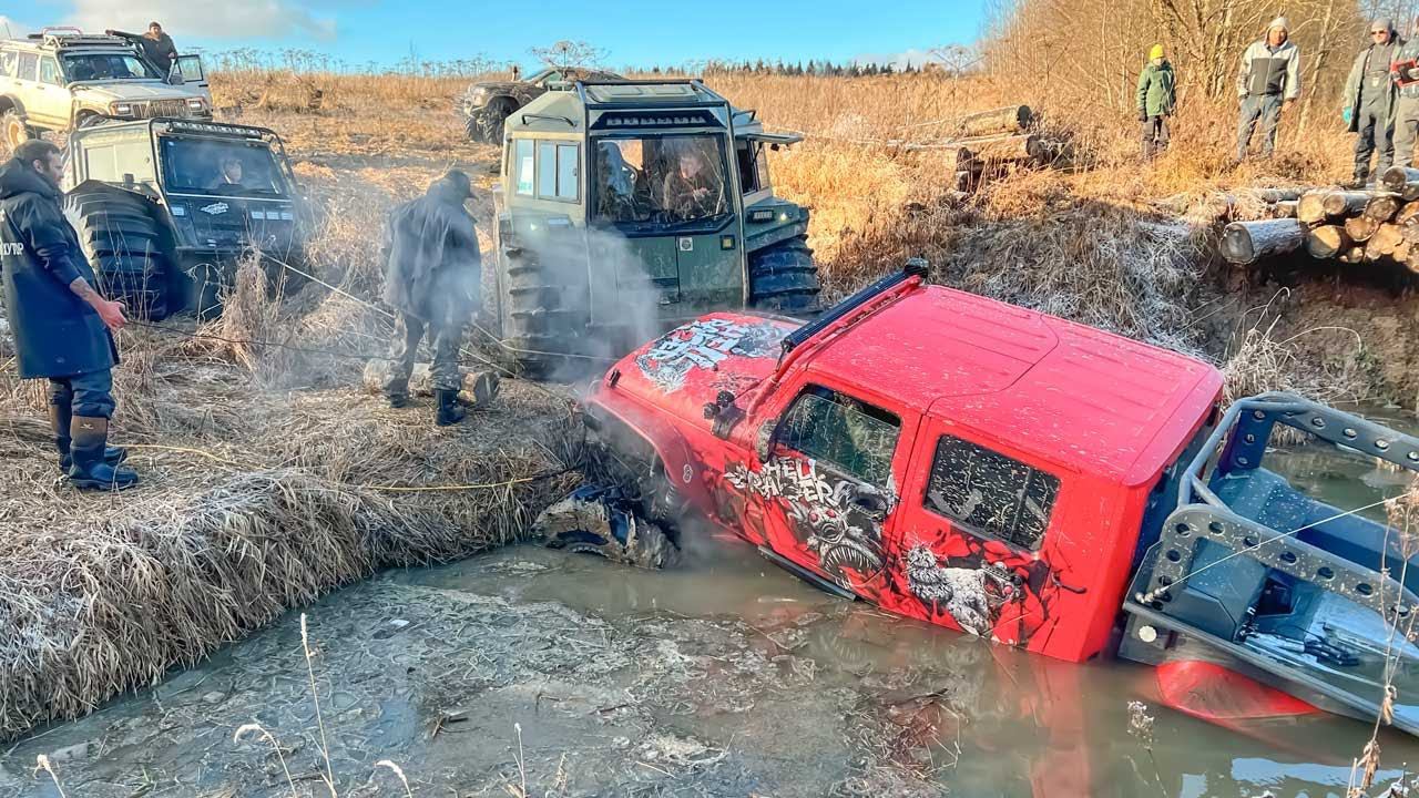 ЭВАКУАЦИЯ ОФФРОУД МОНСТРА! Jeep на 47" тракторах ПОЕХАЛ В БРОД off road пошел не по плану смотреть онлайн