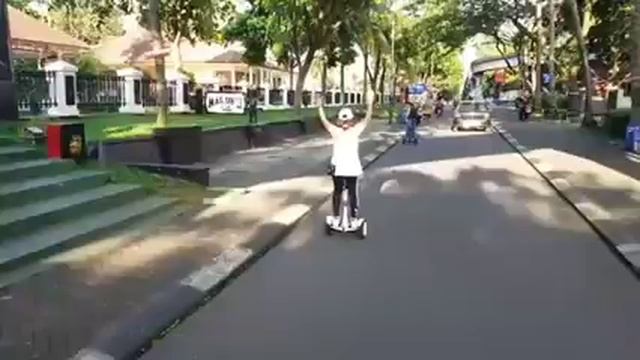Ninebot Mini Pro ride at Taman Mini Indonesia Indah (TMII) смотреть онлайн