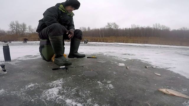 ПОЧЕМУ ОН ЛОВИТ ЛУЧШЕ ВСЕХ / Зимний карась / Карась зимой смотреть онлайн