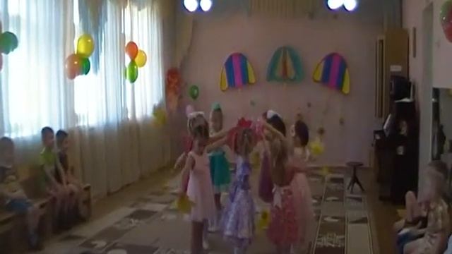 танец с листочками исполняют девочки старшей группы смотреть онлайн