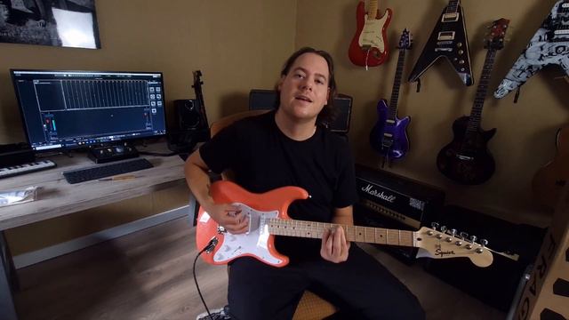Unboxing a Squier Sonic Stratocaster смотреть онлайн