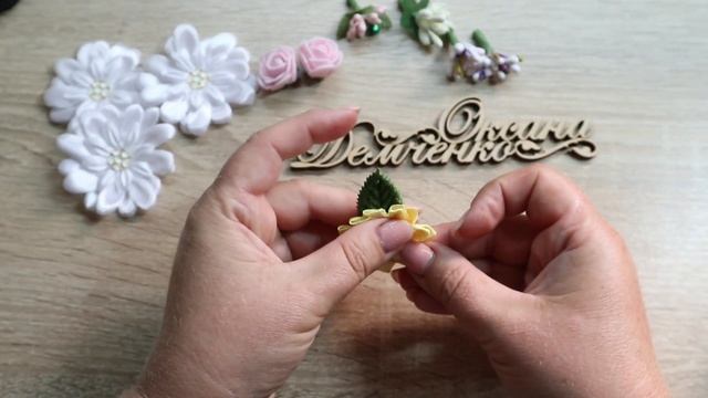 Ободок с цветами HandMade DIY Kanzashi flower headband hoop with flowers Обруч/ 2022г смотреть онлайн