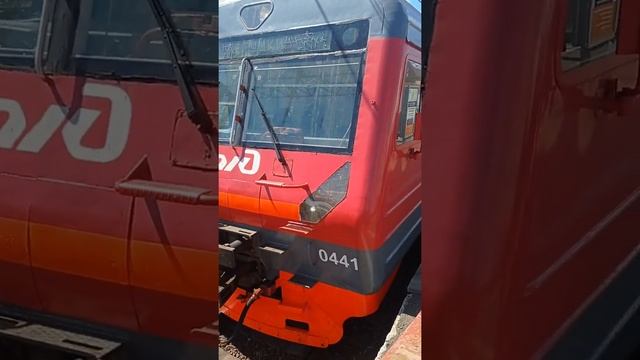 Электропоезд ЭД4М-0441 с сообщением Москва(Курский Вокзал)-Петушки на станции Павловский.Посад. смотреть онлайн