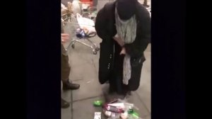 Цыганка ворует продукты в магазине/воровка цыганка/цыганка крадёт вещи с магазина