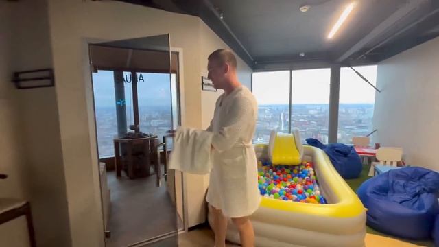 Единственный в России бассейн на крыше небоскрёба??️ Екатеринбург, Sky infinity pool, ВЛОГ смотреть онлайн
