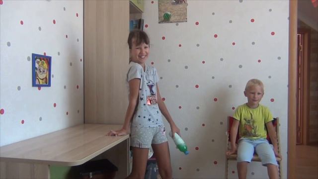 Бутылка челлендж или почему не получается нормально бросить. Кто выиграет? смотреть онлайн