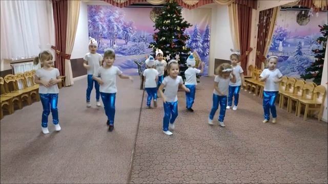 У леса на опушке. Танцуют дети 3 лет. смотреть онлайн